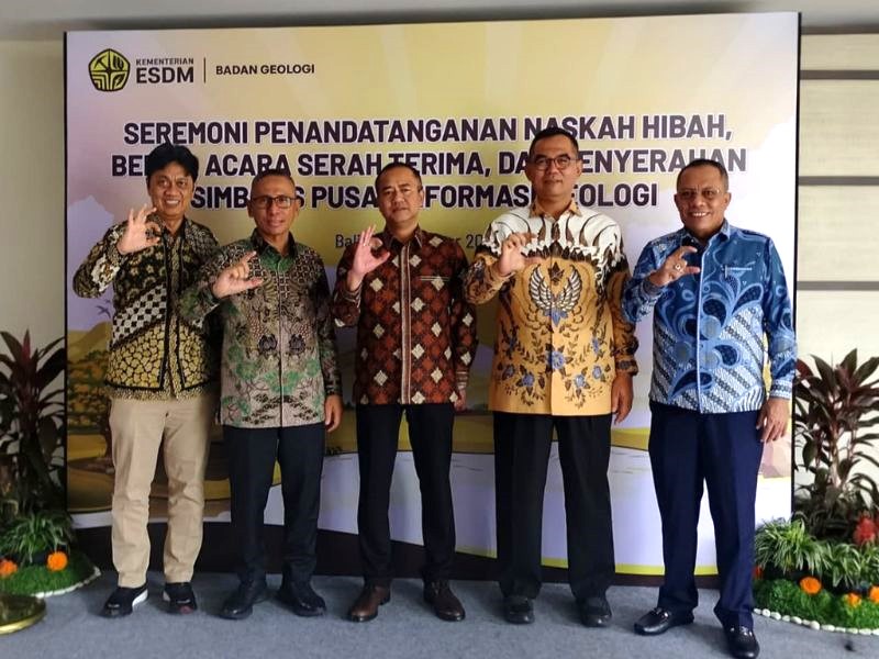 Penandatanganan Naskah Hibah, Berita Acara Serah Terima, dan Penyerahan Simbolis Pusat Informasi Geologi